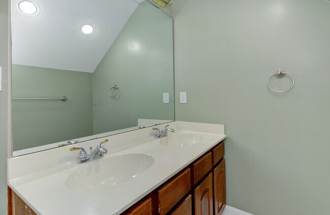 Building Photo - 801 Brightwood Ln