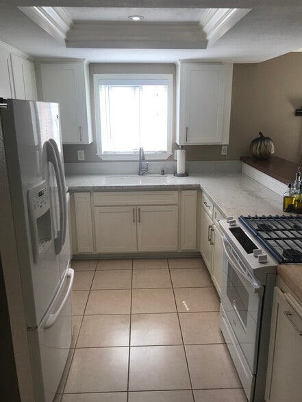 Full view of the kitchen - 1335 Newport Ave
