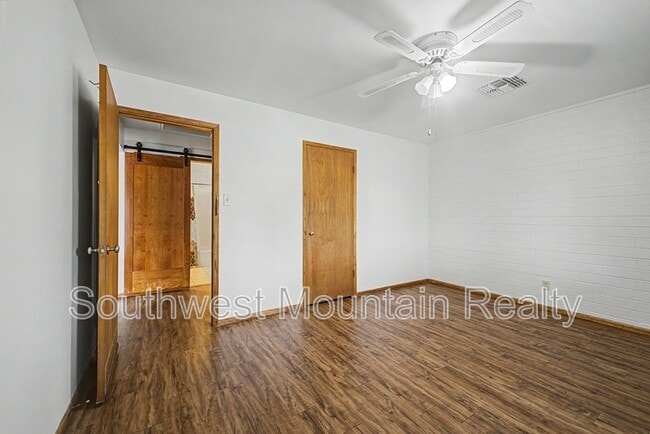 Building Photo - 560 S Grand Dr