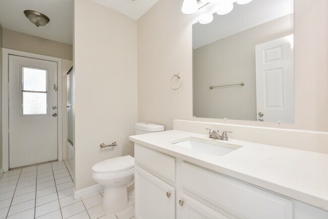 Building Photo - 2294 Lake Pointe Cir