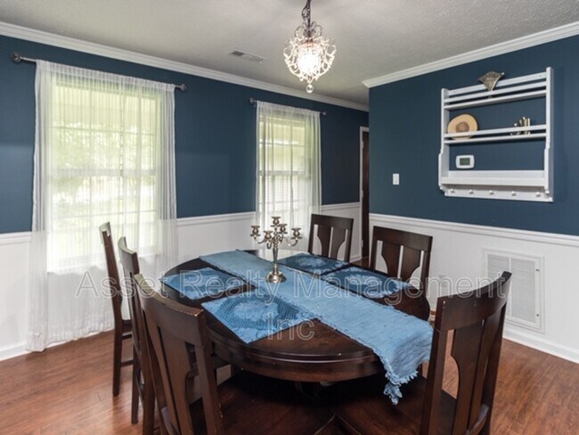 Building Photo - 9009 Tall Timber Dr