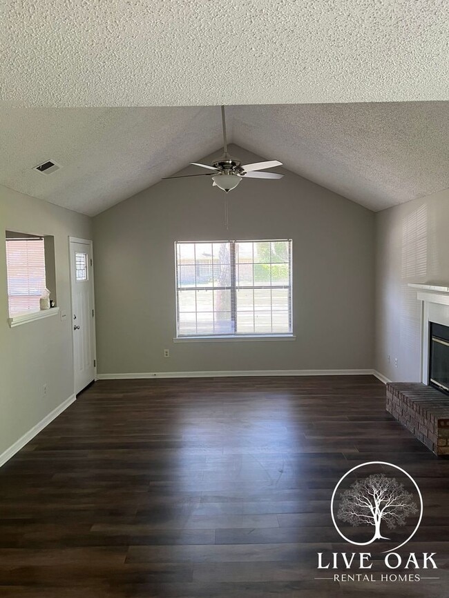 Building Photo - MOVE-IN SPECIAL: $500 OFF 1st MONTH'S RENT!**