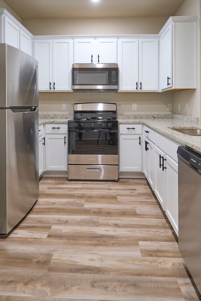 Building Photo - Hunters Ranch Beauty! 3 Bedroom 2 1/2 Bath...