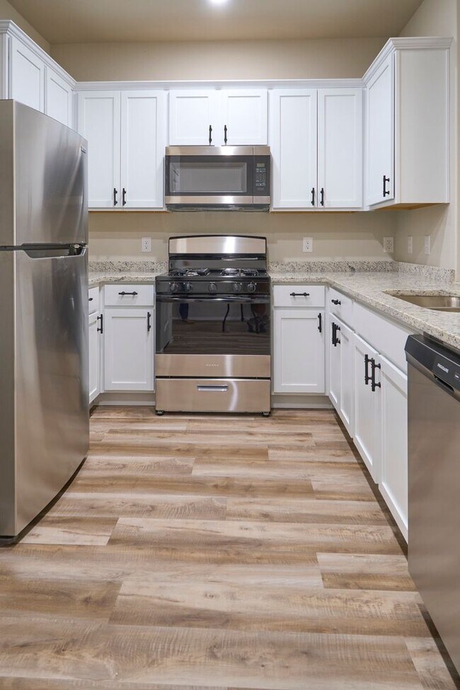 Building Photo - Hunters Ranch Beauty! 3 Bedroom 2 1/2 Bath Townhome