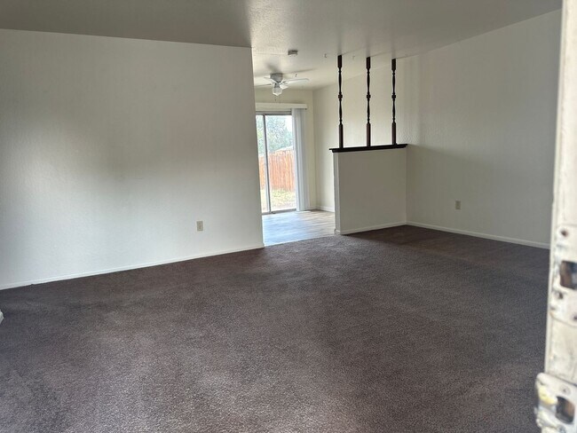 Building Photo - 1 bedroom detached home with yard