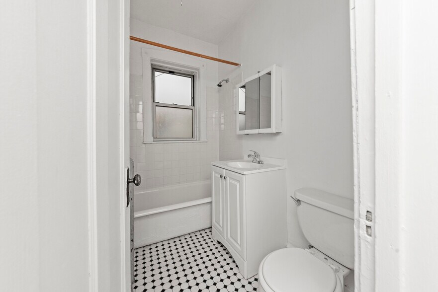 Building Photo - 5614 N Kimball Ave