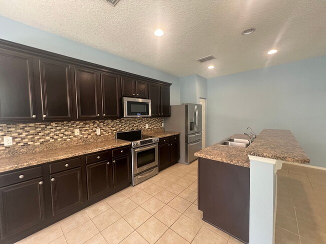 Building Photo - Beautiful 3 bedroom 2 bathroom pool home