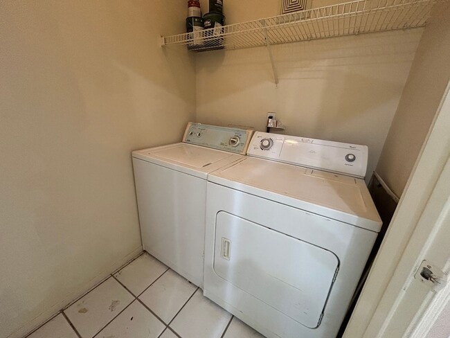 Building Photo - 1-Bed 1-Bath Condo in Guard Gated Community!