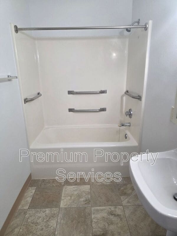 Building Photo - 435 Willis Ave