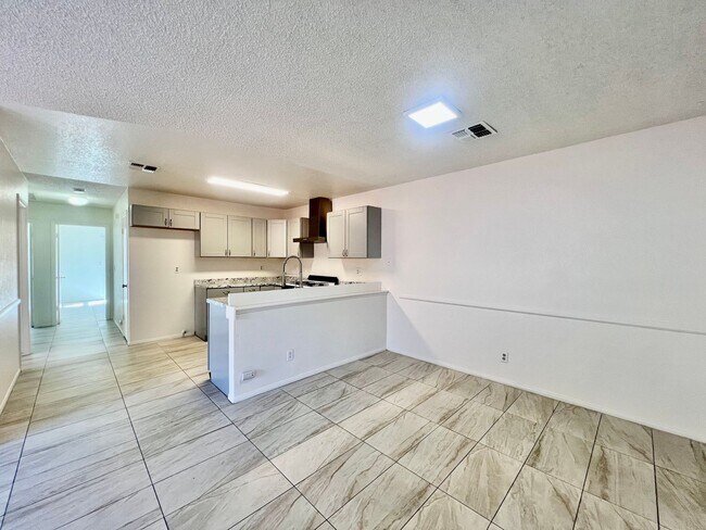Building Photo - AVAILBLE NOW !!  3-bedroom 2 bath Duplex i...
