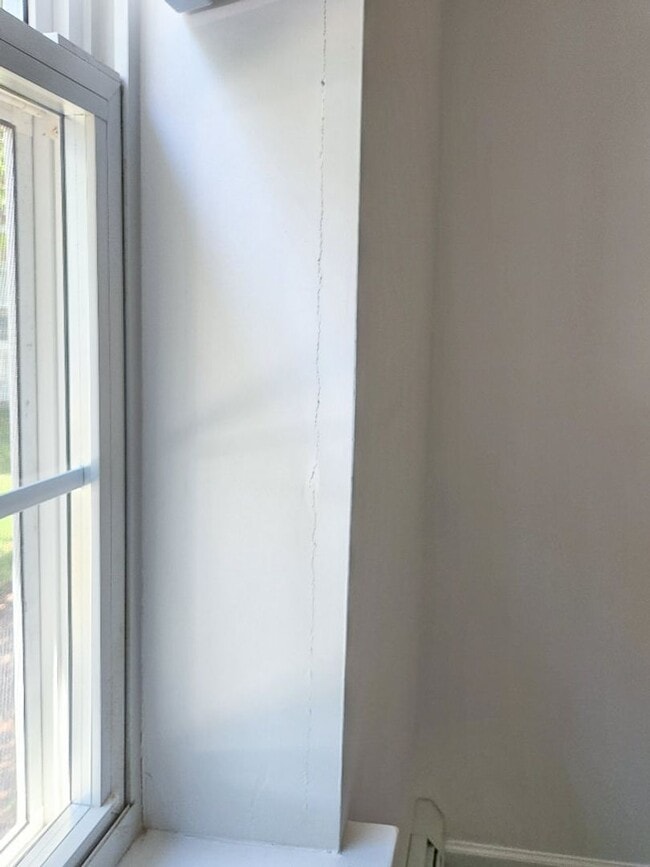 Building Photo - 1 bed, 1 bath independent senior living (55+ years of age) heat, hot water, & electricity include...