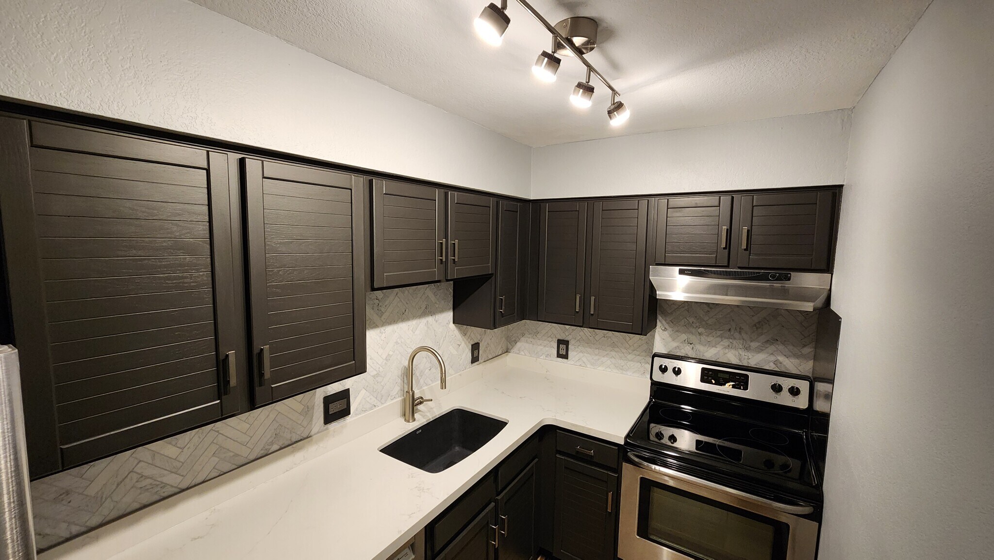 Building Photo - 2605 N Pinon Ridge Dr