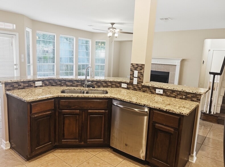 Building Photo - 15201 Calaveras Dr