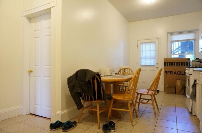 Building Photo - Large 2 bed unit on the Green Line with heat and water included!