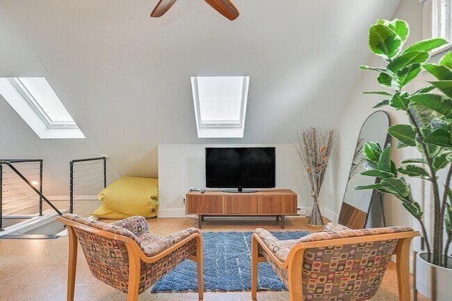 Building Photo - 44 Cottage St