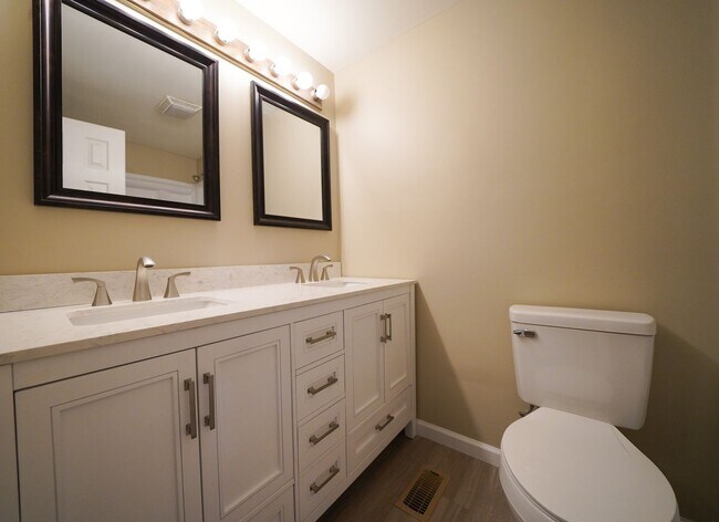 Building Photo - Recently Remodelded 2 story 4 bed, 2 1/2 b...