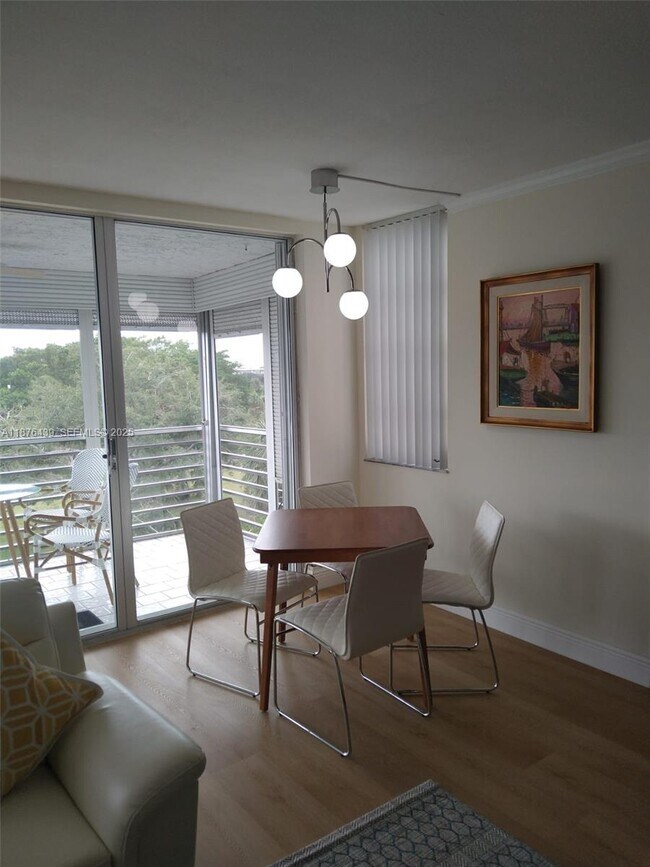 Building Photo - 3510 Oaks Way