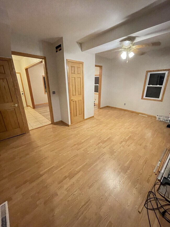 Building Photo - 127 E Main St