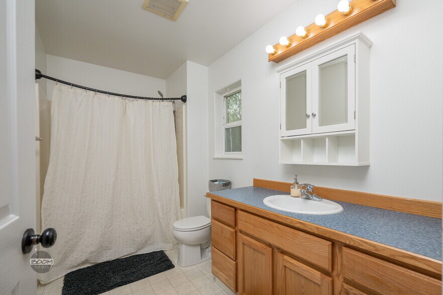 Building Photo - 3220 S Donovan Dr