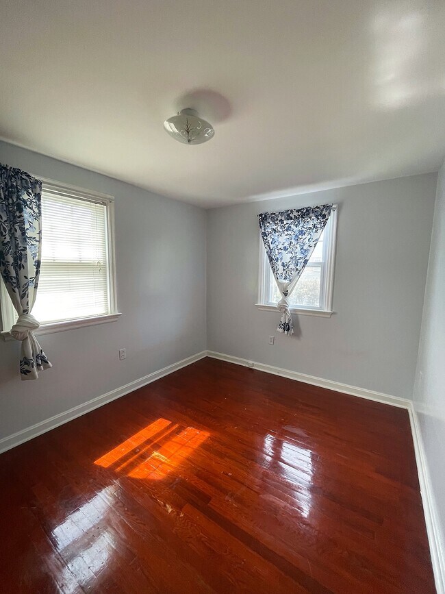 Building Photo - 627 S Ann St