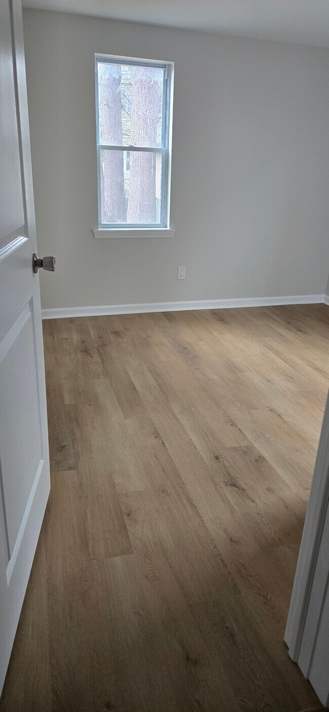 Building Photo - 33 James St