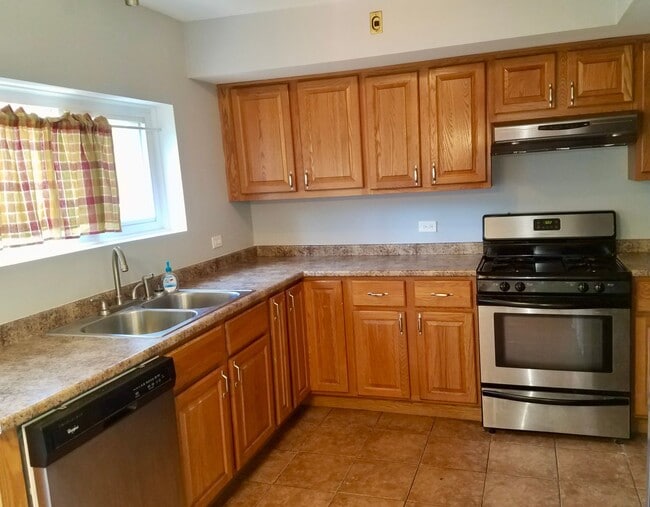 Building Photo - Cozy 3 bedroom 1.5 Bathroom Townhouse! Hardwood Throughout! Parking Included In Rent! Available f...