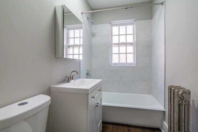 Building Photo - 7418 N Damen Ave