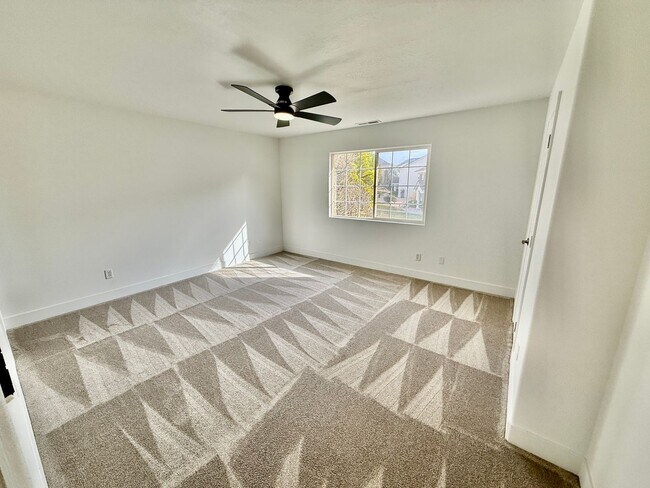 Building Photo - Remodeled 3-BR Lexington Townhome - End Unit