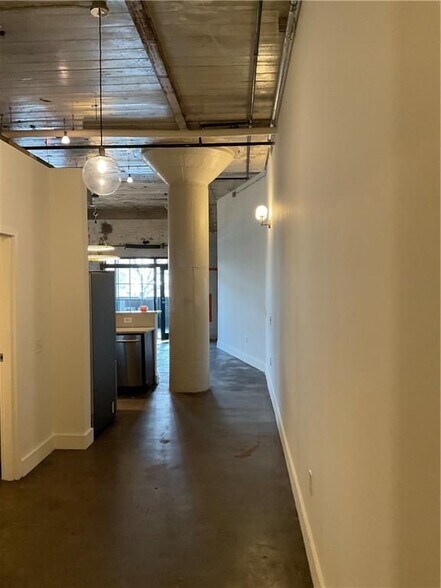 Building Photo - 881 Memorial Dr SE