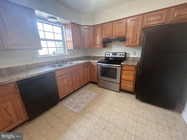 Building Photo - 222 Waterford Ln