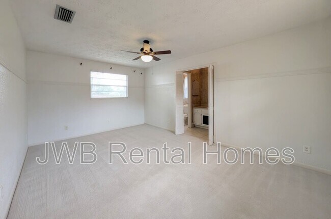 Building Photo - 1620 Bay Cir E
