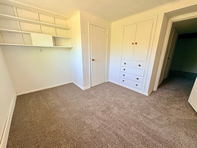 Building Photo - 5 Bed/1.5 Bath Beacon Hill Home with Gorgeous Views!