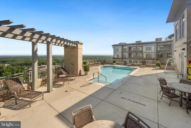 Building Photo - 8220 Crestwood Heights Dr