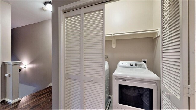 Building Photo - 2104 Gillette St