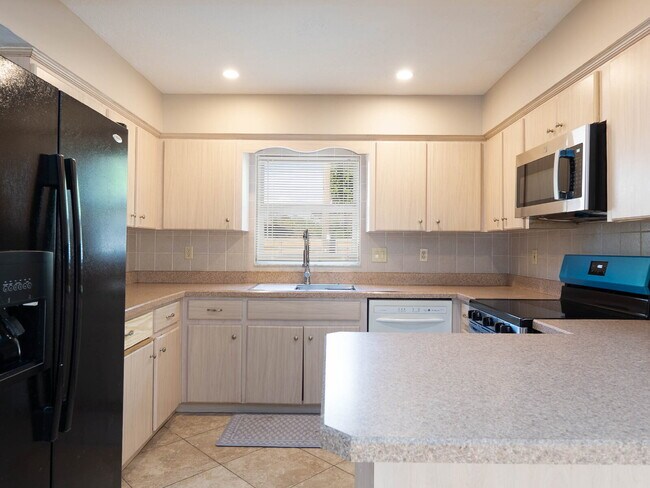 Building Photo - MOVE IN WITH ZERO DEPOSIT - UPDATED 3 BEDROOM HOME IN VENICE