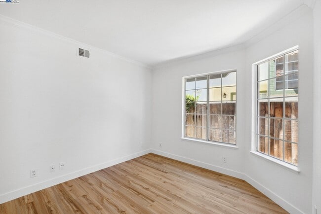 Building Photo - 1733 Magnolia Cir