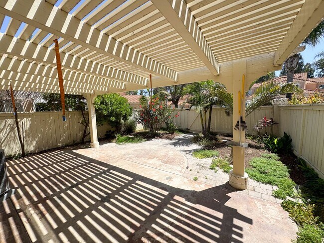 Building Photo - Eastlake : 2 bed, 2.5 bath vaulted ceiling...