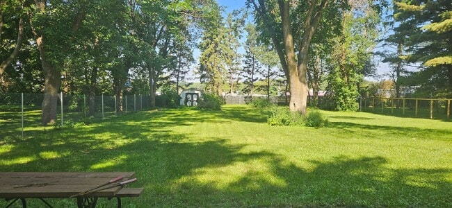 Building Photo - Large Rambler with 5 bedrooms, 2 baths wit...
