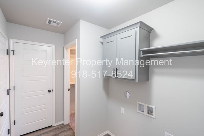 Building Photo - 3 Bed | 2 Bath in Broken Arrow!