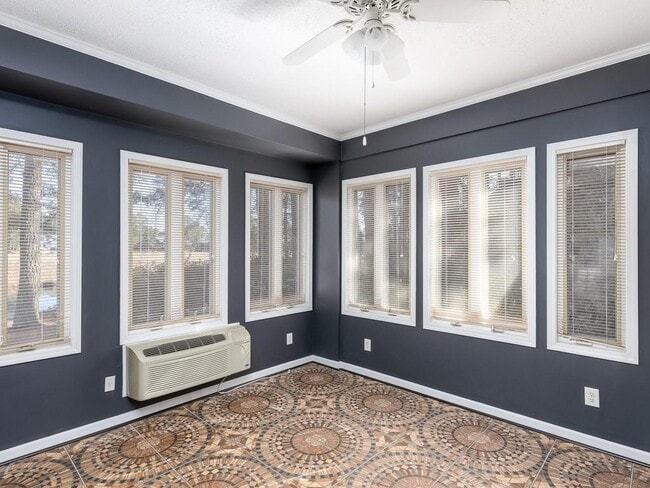 Building Photo - 753 Daphne Ln