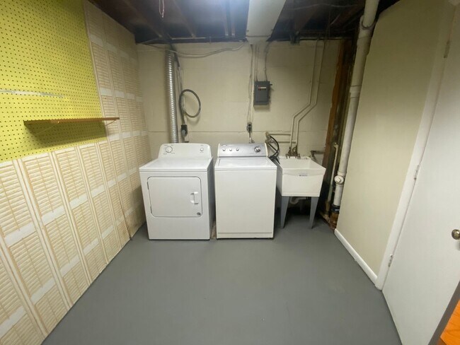 Building Photo - PRICE REDUCTION! A spacious three bedroom/...