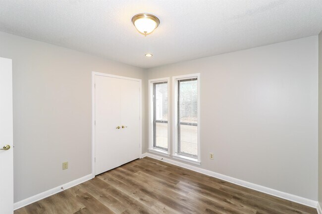 Building Photo - 1350 Brookside Dr