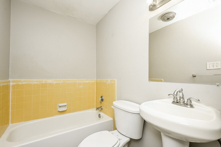 Building Photo - 716 Admiralty Way