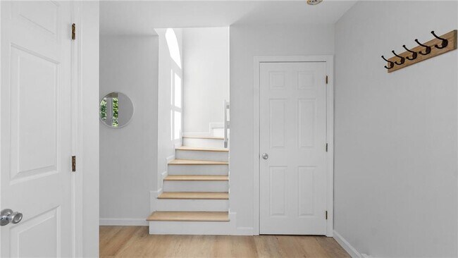 Building Photo - 152 Tuckerman Ave