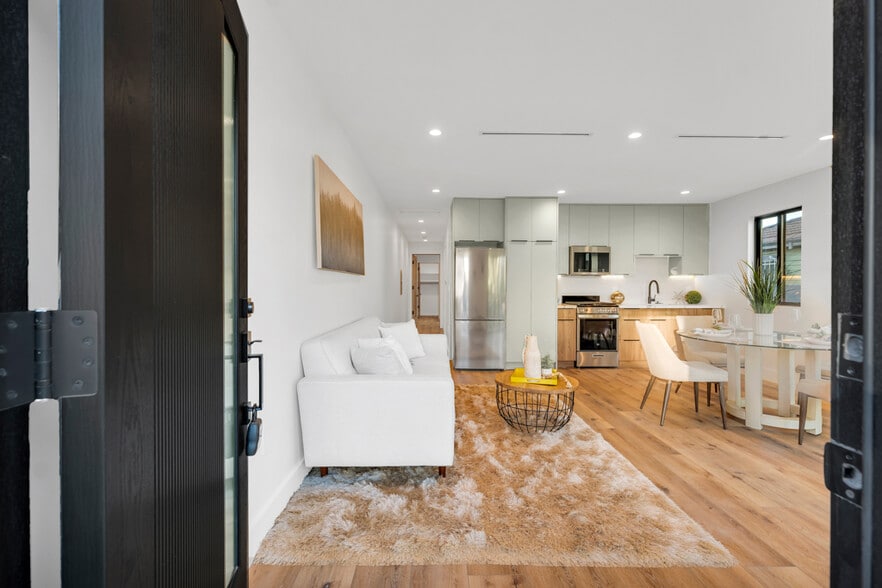 Building Photo - 653 N Wilton Pl