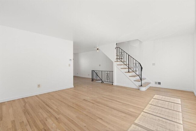 Building Photo - 43 W 30th St