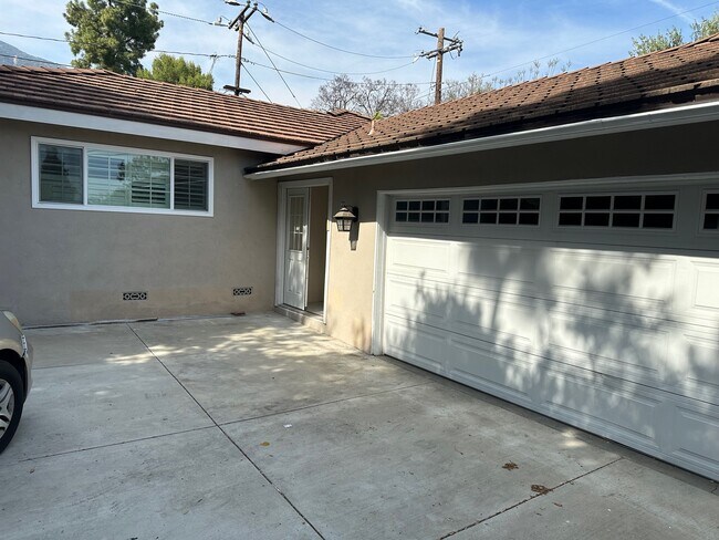 Building Photo - 1705 N Santa Anita Ave