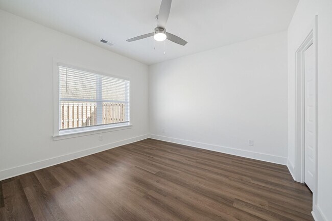 Building Photo - Luxury Living- One Bedroom with Garage and...