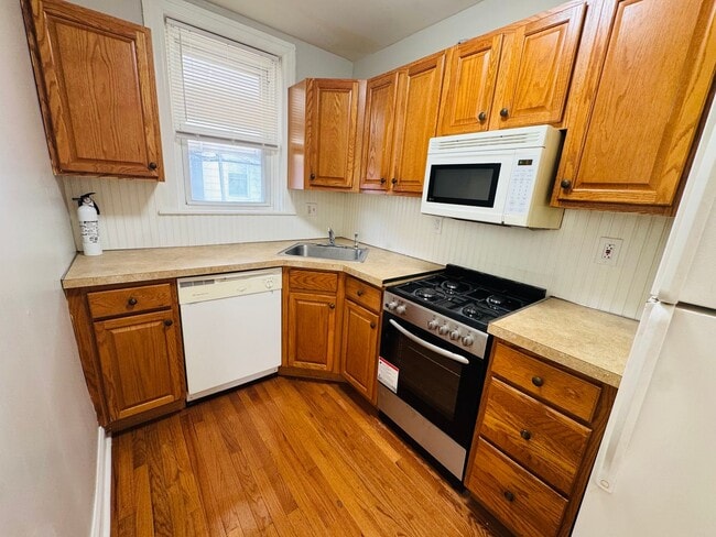 Building Photo - Remodeled 3bd/1 House with Rear yard!! SEC...