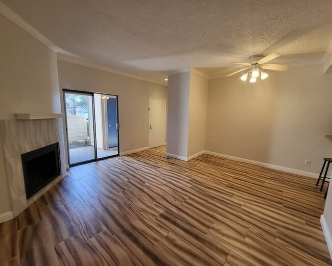 Building Photo - 7025 N Holiday Dr